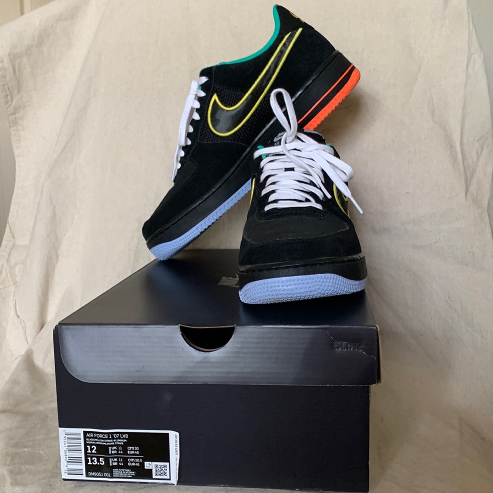 Very lightly used w/box. Nike Air Force 1
